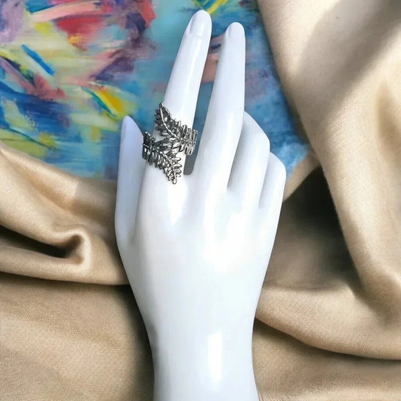 🆕Boho Style Adjustable Olive Leaf Ring 🌿 Antique Silver Finish Fits Sizes 6-9 - Picture 1 of 13